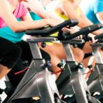 Vélo indoor : 7 bienfaits santé (cardio, articulations, muscles) + conseils pratiques. Activité accessible à tous - Essayez dès maintenant !